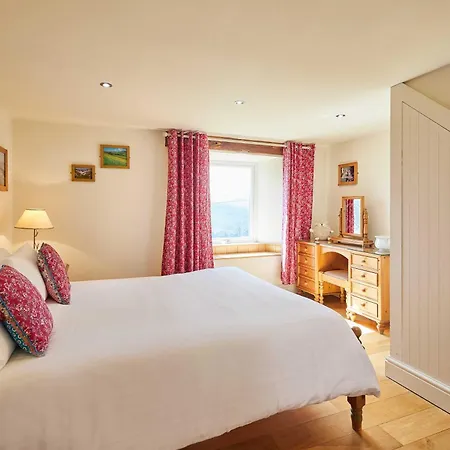 Host & - Edge Farm Middlesmoor